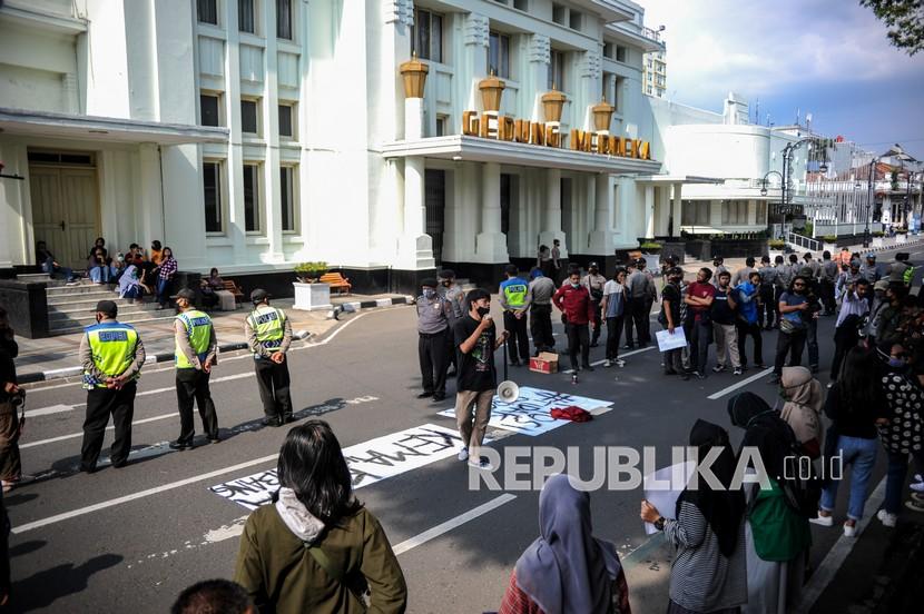 Massa aksi menuntut agar Presiden Joko Widodo untuk tidak menandatangani RUU Cipta Kerja serta mendesak Presiden untuk mengeluarkan PERPPU. 