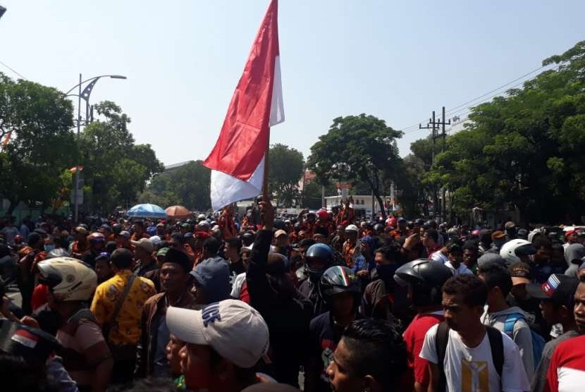 Massa aksi deklarasi #2019GantiPresiden dan massa penolak deklarasi #2019GantiPresiden saat menggelar aksi di depan Gedung DPRD Jatim, Ahad (26/8)
