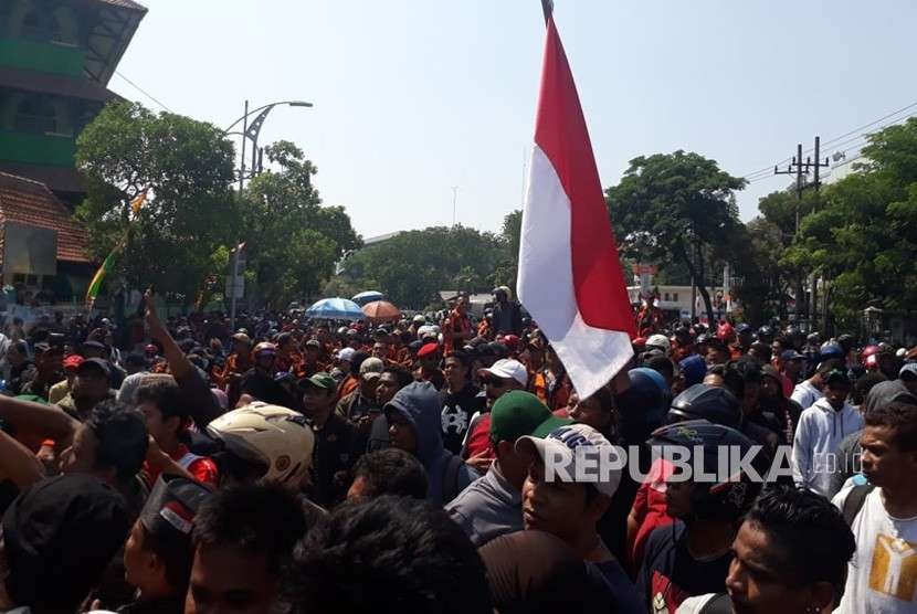 Massa aksi deklarasi #2019GantiPresiden dan massa penolak deklarasi #2019GantiPresiden saat menggelar aksi di depan Gedung DPRD Jatim, Ahad (26/8).