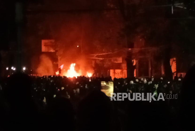 Massa aksi demonstrasi di Gedung DPRD Jabar membakar satu unit mobil, Jumat (29/8/2025). 