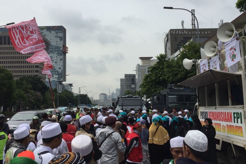 Massa aksi di depan PN Jakpus yang menyelenggarakan sidang Peninjauan Kembali (PK) Basuki Tjahaja Purnama alias Ahok, Senin (26/2).