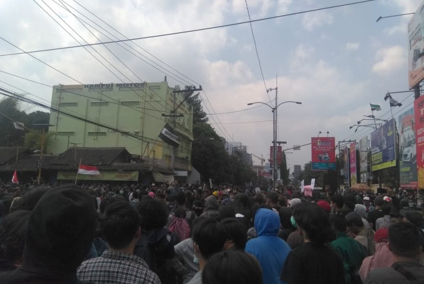Massa aksi Gejayan Memanggil sudah memadati titik-titik kumpul di Pertigaan Colombo, Jalan Gejayan, Yogyakarta, Senin (23/9).