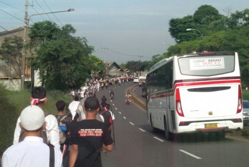 Massa aksi jalan kaki dari Ciamis kembali meneruskan perjalanan ke Jakarta pada Rabu, (30/11) pagi. Semalam mereka tiba di kampung Nagrek sekitar pukul 23.00 WIB untuk beristiraha