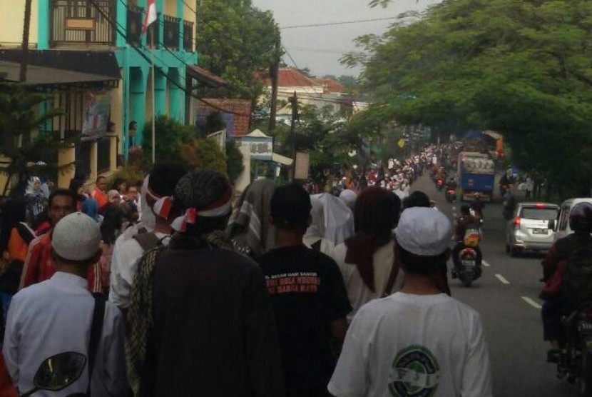 Massa aksi jalan kaki dari Ciamis kembali meneruskan perjalanan ke Jakarta pada Rabu, (30/11) pagi. Hari ini mereka menargetkan tiba di Cimahi.