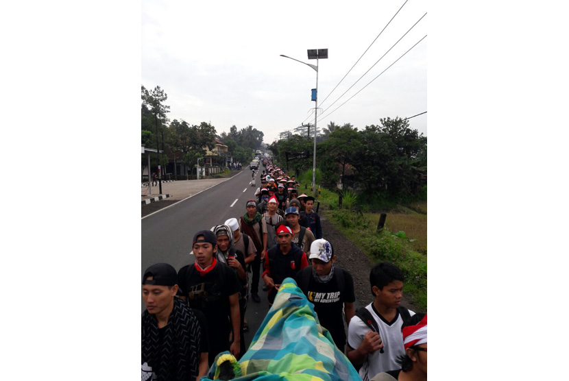 Massa aksi jalan kaki dari Ciamis kembali meneruskan perjalanan ke Jakarta pada Rabu, (30/11) pagi. Semalam mereka tiba di kampung Nagrek sekitar pukul 23.00 WIB untuk beristirahat.