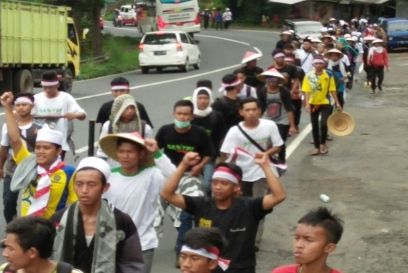 Massa aksi jalan kaki dari Ciamis kembali meneruskan perjalanan ke Jakarta pada Rabu, (30/11) pagi. Semalam mereka tiba di kampung Nagrek sekitar pukul 23.00 WIB untuk beristirahat.