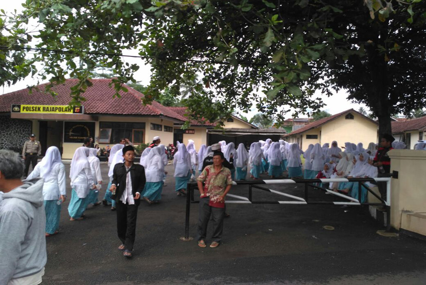 Massa aksi jalan kaki dari Ciamis sempat beristirahat di Polsek Rajapolah, Kota Tasik, Selasa (28/11).