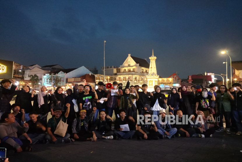 Massa Aksi Kamisan menggelar aksi bertajuk Bebaskan Kawan Kami. Mereka Mereka menilai polisi tidak menjalankan prosedur sebagaimana mestinya. 
