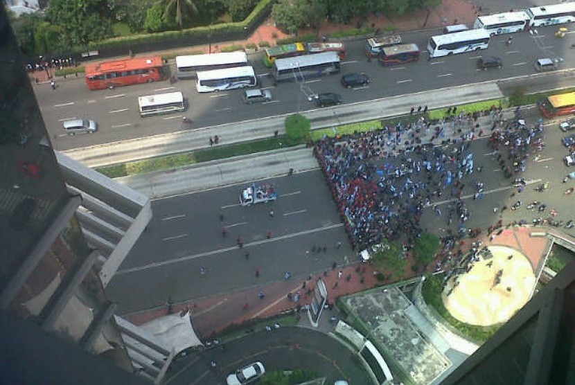 Massa Aksi May Day (Hari Buruh Internasional) 1 Mei 2012, tengah melewati depan Menara BCA