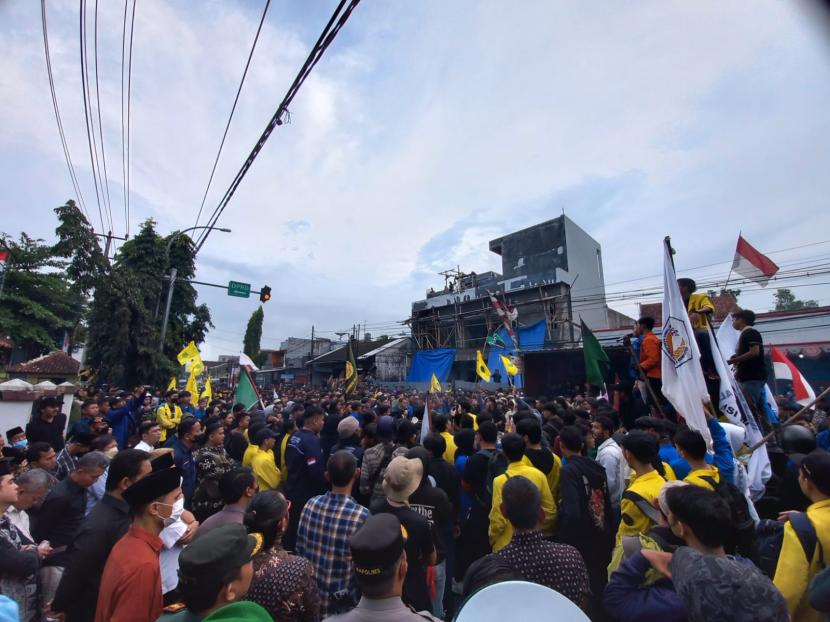 Massa aksi melakukan orasi di depan Gedung DPRD Kota Tasikmalaya, Kamis (8/9/2022). Massa yang terdiri dari berbagai elemen masyarakat itu menuntut pemerintah membatalkan kenaikan harga BBM. 