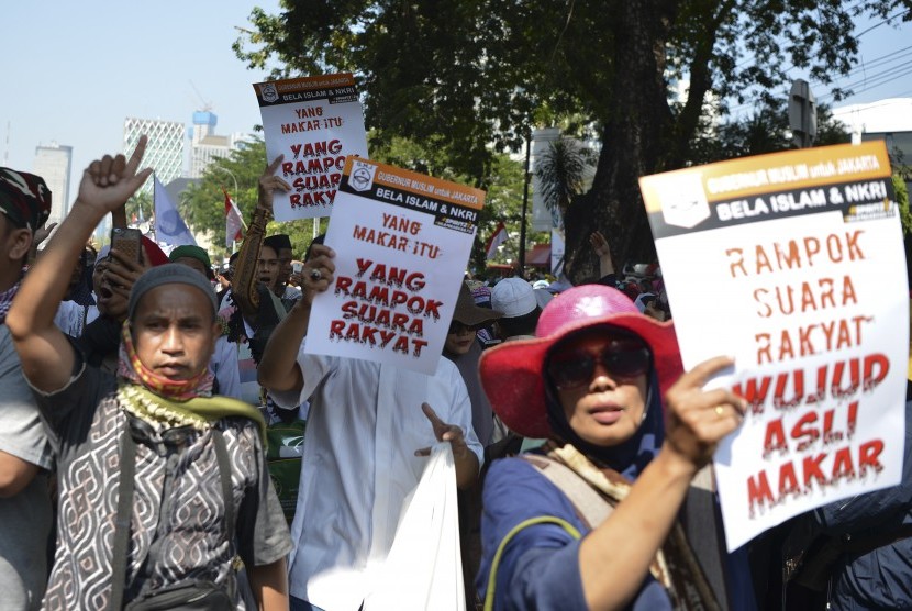 Massa aksi melakukan unjuk rasa di kawasan Jalan Medan Merdeka Barat, Jakarta, Kamis (27/6/2019). Unjuk rasa tersebut digelar untuk mengawal sidang putusan sengketa hasil Pilpres tahun 2019 di Mahkamah Konstitusi. 