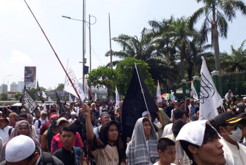 Massa aksi menolak Perppu Ormas berkumpul di depan Gedung DPR RI, Jakarta, Selasa (24/10). Hari ini, DPR akan menggelar Sidang Paripurna pengambilan keputusan Perppu Ormas.