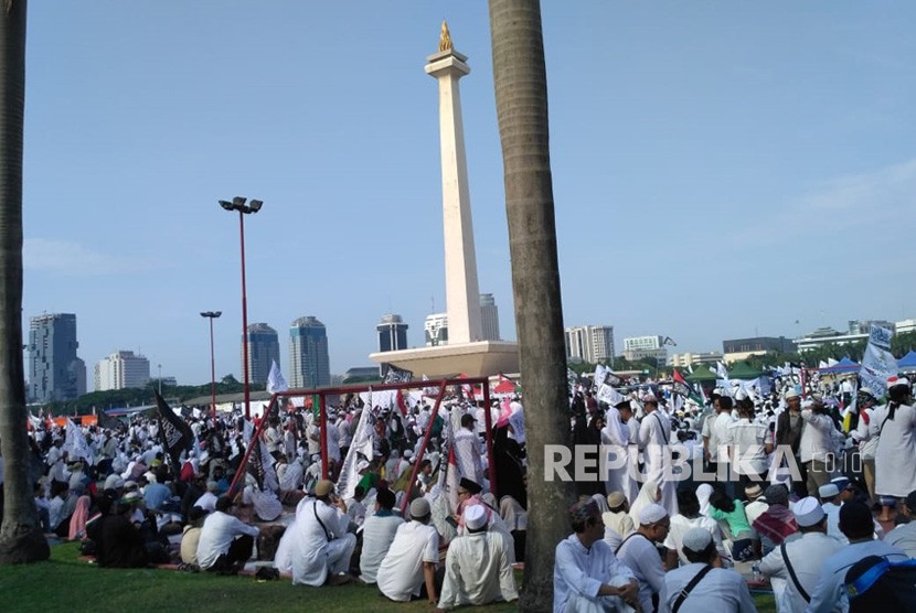 Massa Aksi Reuni 212 memenuhi setiap sudut di kawasan Monumen Nasional, Ahad (2/12). 