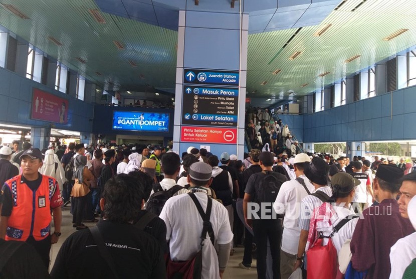 Massa aksi reuni 212 memenuhi Stasiun Juanda, Jakarta Pusat pada Ahad (2/12).