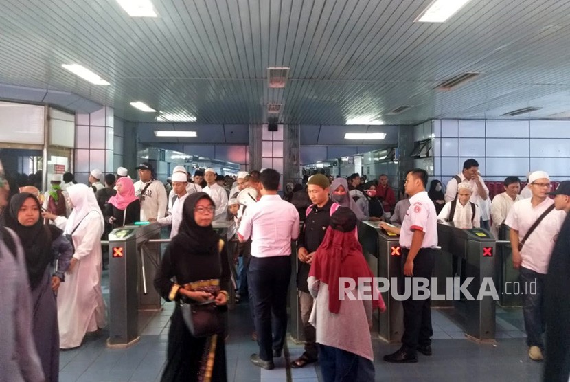 Massa aksi reuni 212 memenuhi Stasiun Juanda, Jakarta Pusat pada Ahad (2/12).