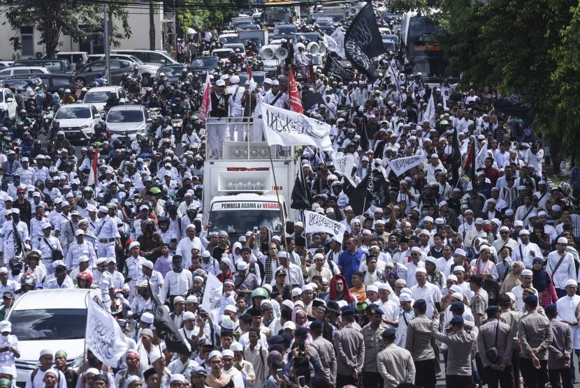 Massa aksi Simpatik 55 melakukan aksi long mars menuju PN Jakarta Utara dari Masjid Istiqlal, Jakarta, Jumat (28/4).