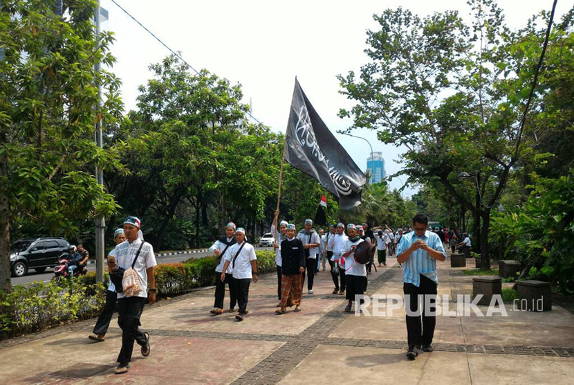 Massa aksi simpatik 55 melewati Jalan Medan Merdeka Selatan menuju Mahkamah Agung, Jumat (5/5).