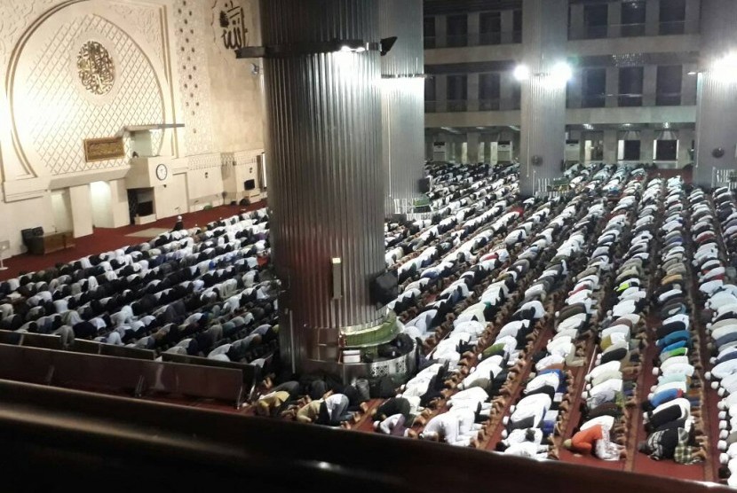 Massa Aksi Simpatik 55 memadati Masjid Istiqlal, Jumat (5/5).