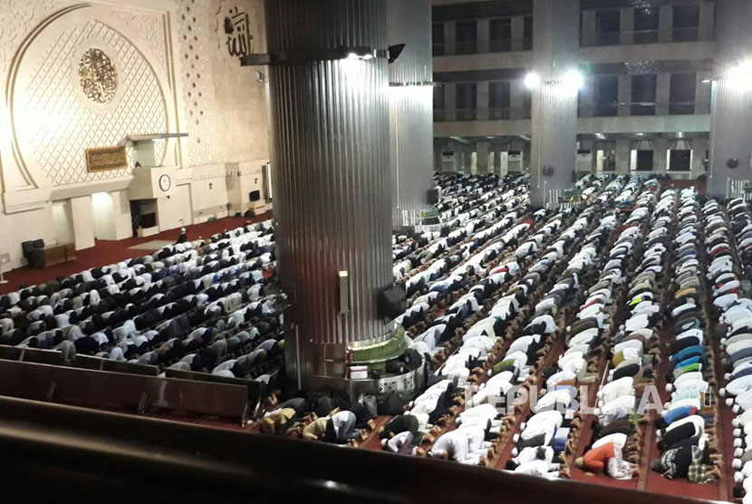 Massa Aksi Simpatik 55 memadati Masjid Istiqlal, Jumat (5/5).