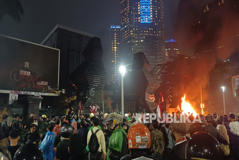 Massa aksi terus meluapkan kekesalan di depan Mapolda Metro Jaya pada Jumat (29/8/2025) akibat perilaku aparat yang melindas Affan Kurniawan hingga wafat.
