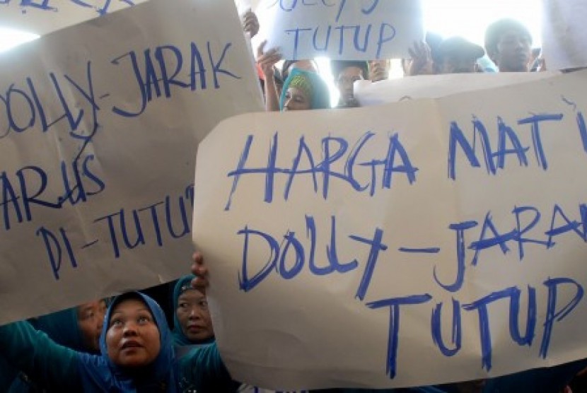 Massa aksi yang tergabung dalam beberapa elemen masyarakat Surabaya melakukan aksi unjuk rasa di Balai Kota Surabaya, Jawa Timur, Kamis (22/5). Ratusan warga tersebut mendukung Walikota Surabaya, Tri Rismaharini menutup lokalisasi Dolly-Jarak.