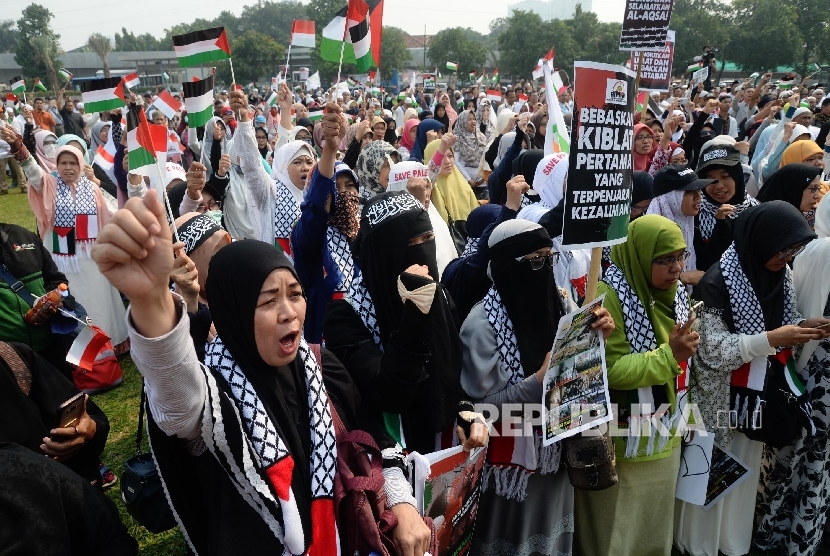 The mass of Indonesian Alliance to Defend Al Aqsha mosque (AIMMA) stage a solidarity rally for Al Aqsha that has been in Israeli grip, in Al Azhar mosque field, Jakarta, Friday (July 21).