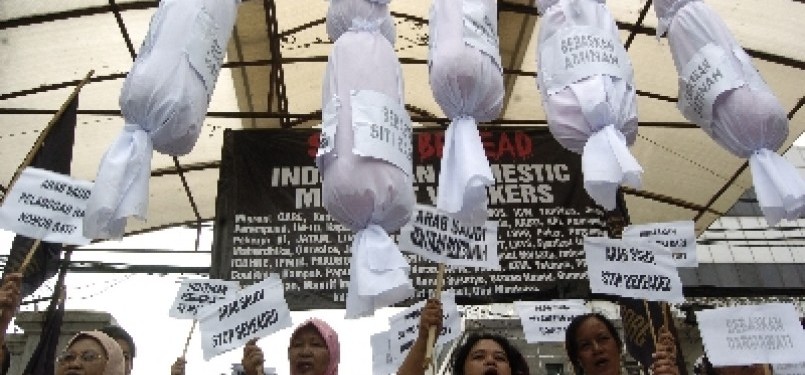 Massa Aliansi Masyarakat Sipil Anti Hukuman Mati (AMSAHM) melakukan demonstrasi menentang pelaksanaan hukuman pancung bagi TKW Indonesia di Arab Saudi.