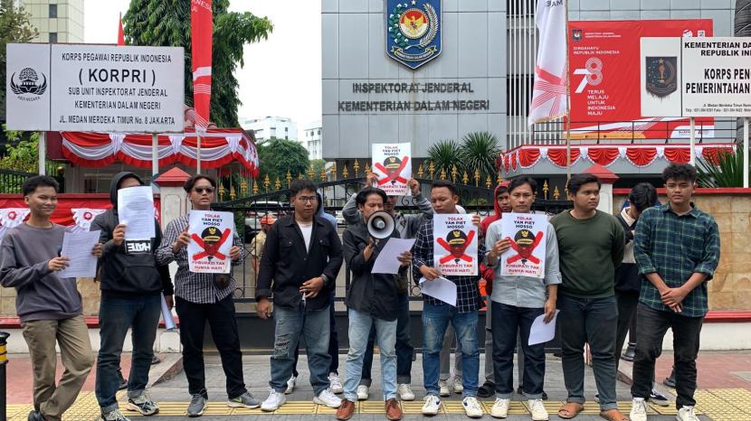 Massa Aliansi Peduli Masyarakat Sorong (APMS) berdemonstrasi di Jakarta.