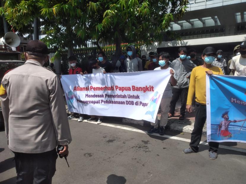 Massa Aliansi Pemerhati Papua Bangkit menggelar aksi mendukung pemekaran daerah otonomi baru (DOB) di Papua yang digelar di belakang kantor Kemendagri.