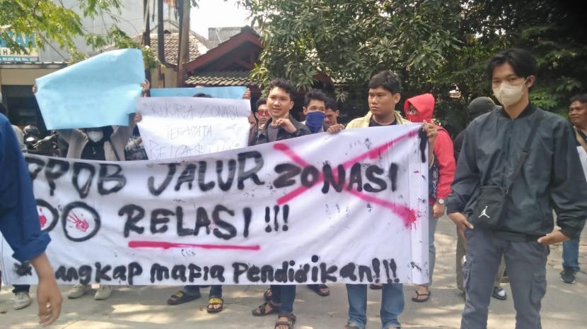 Massa Aliansi Rakyat Peduli Pendidikan Nasional (Ardin) menggelar aksi di depan SMAN 2 Kota Bekasi, Jawa Barat, Jumat (15/7/2023).