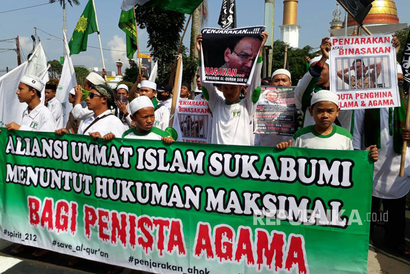 Massa Aliansi Umat Islam Sukabumi mendemo Kejari Kota Sukabumi terkait penanganan kasus Basuki Tjahaja Purnama atau Ahok Kamis (4/5). Mereka menilai tuntutan terhadap Ahok terlalu ringan