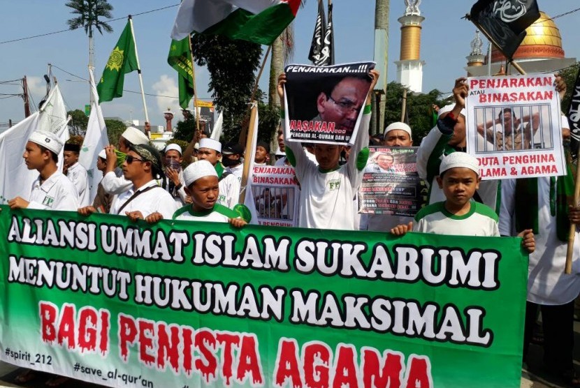 Massa Aliansi Umat Islam Sukabumi mendemo Kejari Kota Sukabumi terkait penanganan kasus Basuki Tjahaja Purnama atau Ahok Kamis (4/5). Mereka menilai tuntutan terhadap Ahok terlalu ringan.