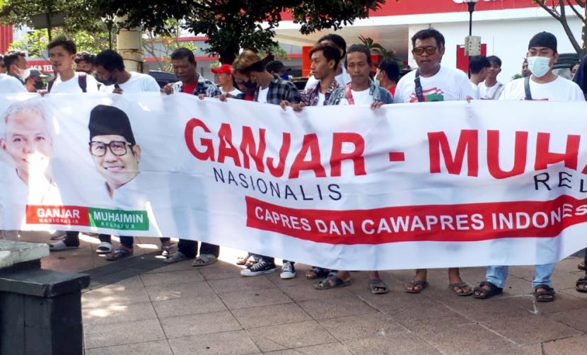  Massa Aliansi Wong Cilik Jawa Tengah membentangkan spanduk aspirasi dukungan duet Ganjar-Muhaimin, di Jalan Pahlawan, Kota Semarang, Jawa Tengah, Jumat (5/5). 