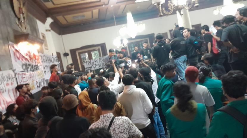 Massa Aliansi Yogyakarta Menggugat (AYM) berorasi di dalam gedung DPRD DIY, Senin (3/4/2023). Mereka di antaranya menuntut agar Undang Undang Cipta Kerja dicabut.
