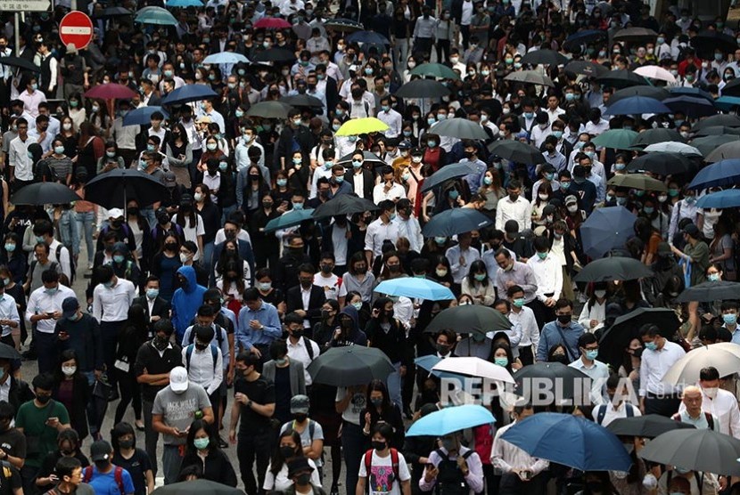 Massa anti pemerintah berkumpul dalam unjukrasa di Central District Hong Kong, Rabu (13/11).