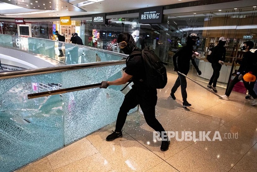 Massa anti pemerintah merusak fasilitas di mall Festival Walk, Kowloon Tong, Hong Kong, Rabu (13/11)