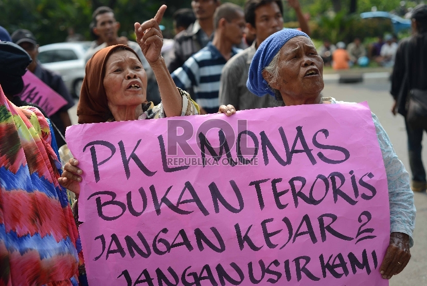 Massa Asosiasi Pedagang Kaki Lima Indonesia (APKLI) berunjuk rasa di depan Balai Kota DKI Jakarta, Selasa (26/5).