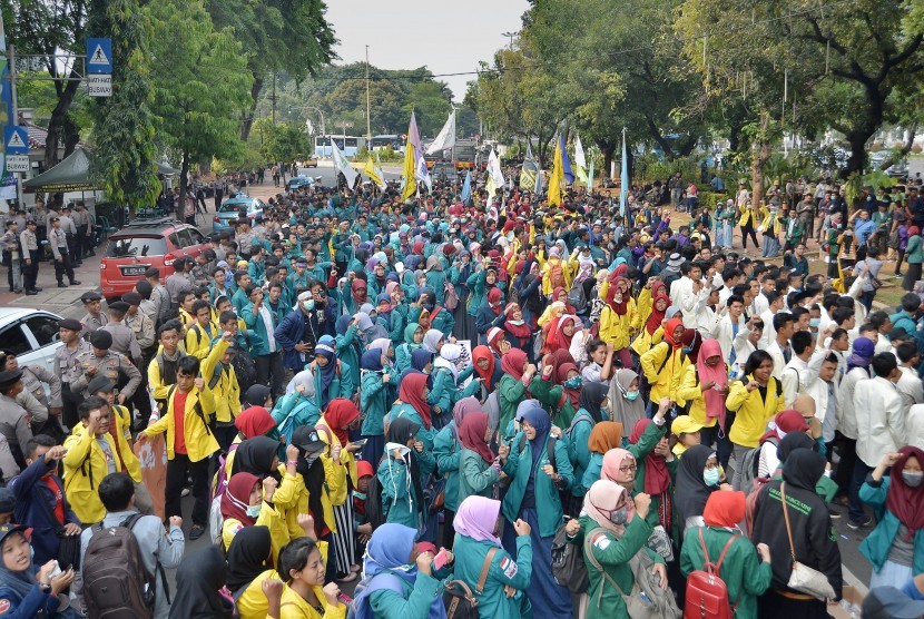 Massa BEM Universitas se-Indonesia melakukan demo dalam rangka dua tahun pemerintahan Joko Widodo-Jusuf Kalla di depan Istana Merdeka, Jakarta, Kamis (20/10).