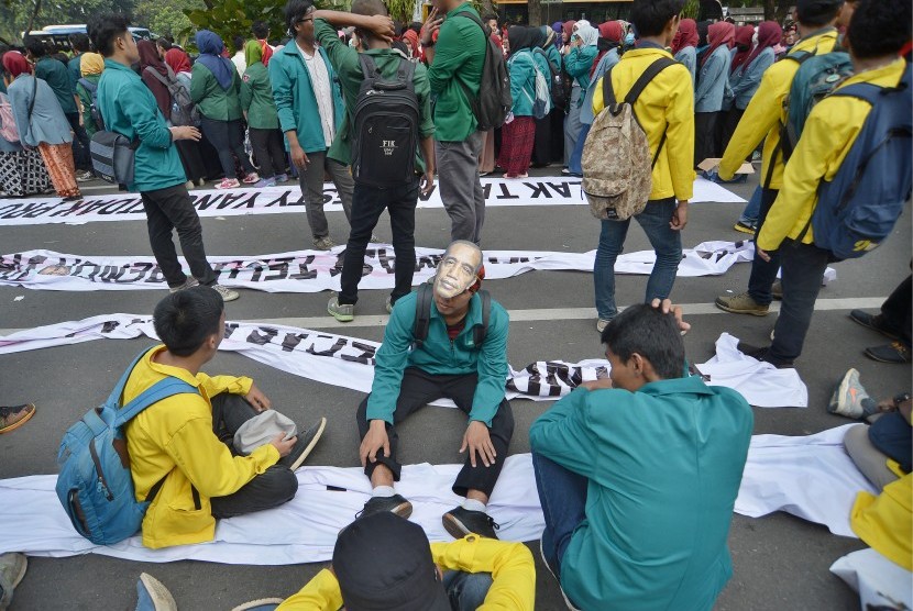 Massa BEM Universitas se-Indonesia melakukan demo dalam rangka dua tahun pemerintahan Joko Widodo-Jusuf Kalla di depan Istana Merdeka, Jakarta, Kamis (20/10).