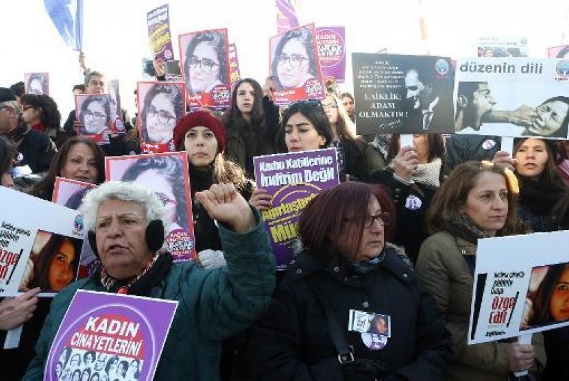 Massa berdemonstrasi atas penembakan penyanyi remaja Turki Mutlu Kaya
