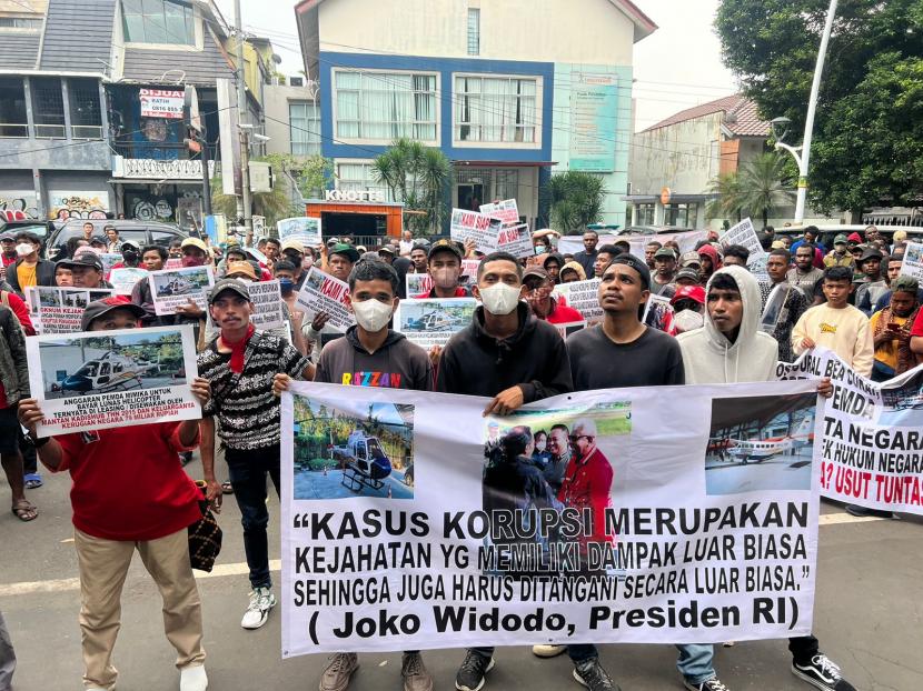 Massa berdemonstrasi mendukung Kejaksaan menahan Plt Bupati Mimika Johannes Rettob