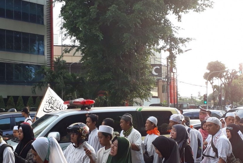Massa bergerak menuju arah Monas, Jakarta Pusat untuk mengikuti Aksi Indonesia Bersatu untuk Palestina, Ahad (17/12).