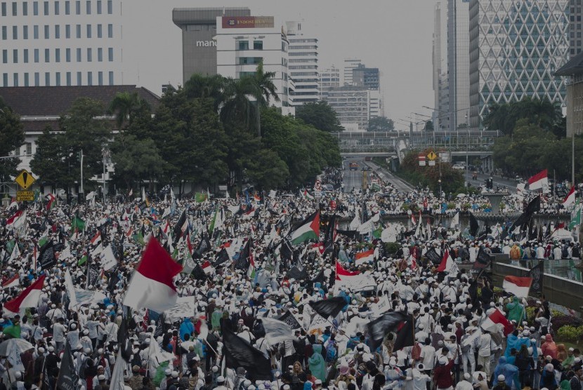 Massa berkumpul dalam Aksi 313 di Bundaran Patung Kuda, Jakarta, Jumat (31/3).