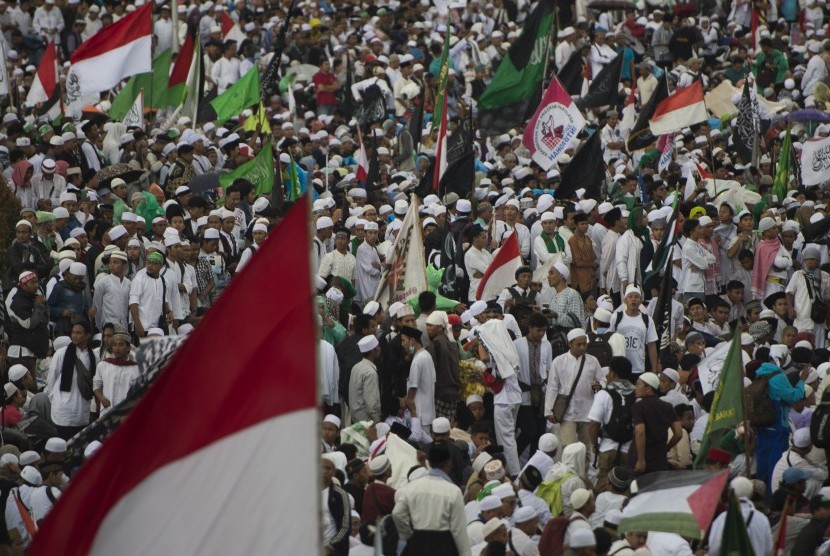 Massa berkumpul dalam Aksi 313 di Bundaran Patung Kuda, Jakarta, Jumat (31/3).