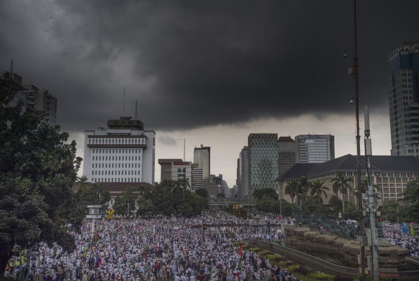 Massa berkumpul dalam Aksi 313 di Bundaran Patung Kuda, Jakarta, Jumat (31/3). 