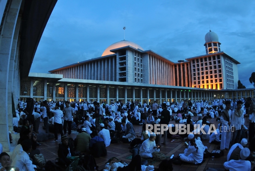   Massa berkumpul di masjid Istiqlal, Jakarta. 