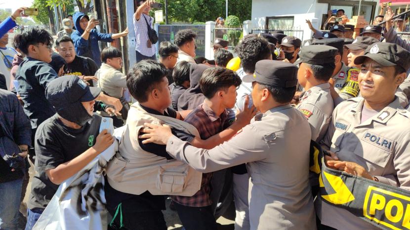 Massa berunjuk rasa ke Kantor Cabang Dinas (KCD) Pendidikan Wilayah X Jawa Barat, Kota Cirebon, memprotes adanya dugaan kecurangan dalam PPDB SMA di Kota Cirebon, Kamis (11/7/2024).