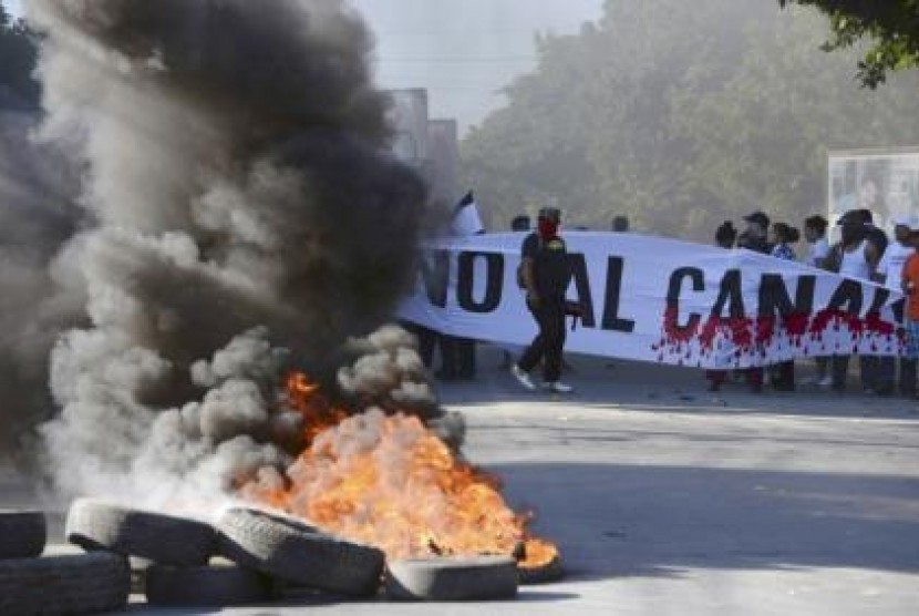 Massa berunjuk rasa menentang rencana pembangunan kanal di Managua, Nikaragua.