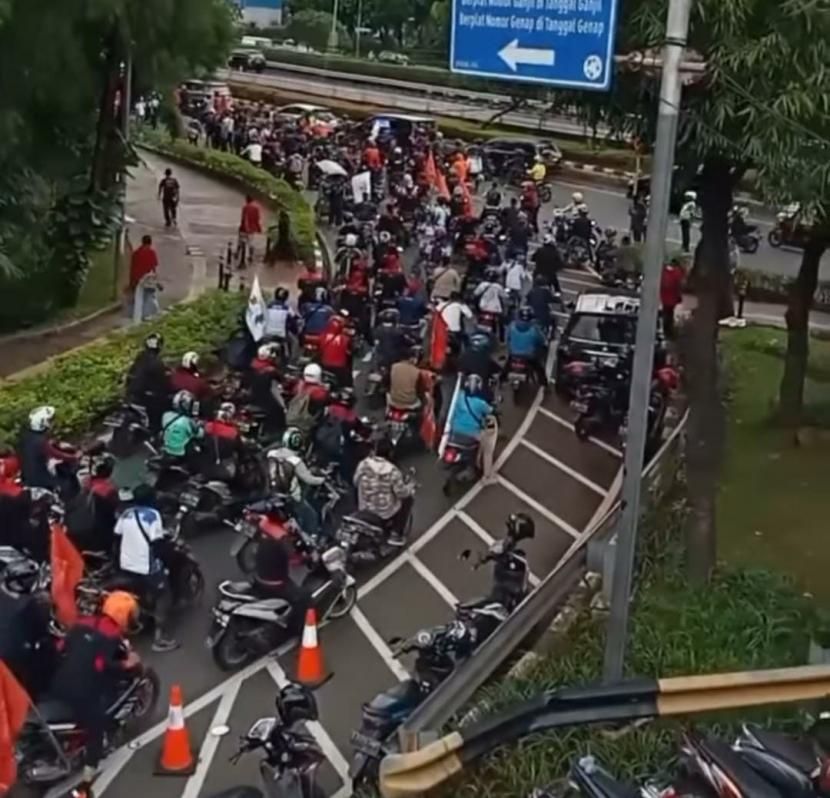 Massa buruh dari berbagai kelompok bergerak menuju Gedung DPR RI, Senin (7/2/2022)