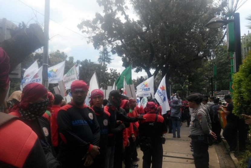 Massa buruh dari Konfederasi Serikat Pekerja Indonesia (KSPI) menggelar aksi demonstrasi.  